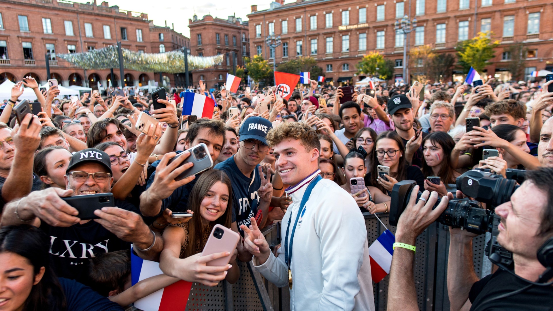Leon Marchand wird in Toulouse gefeiert