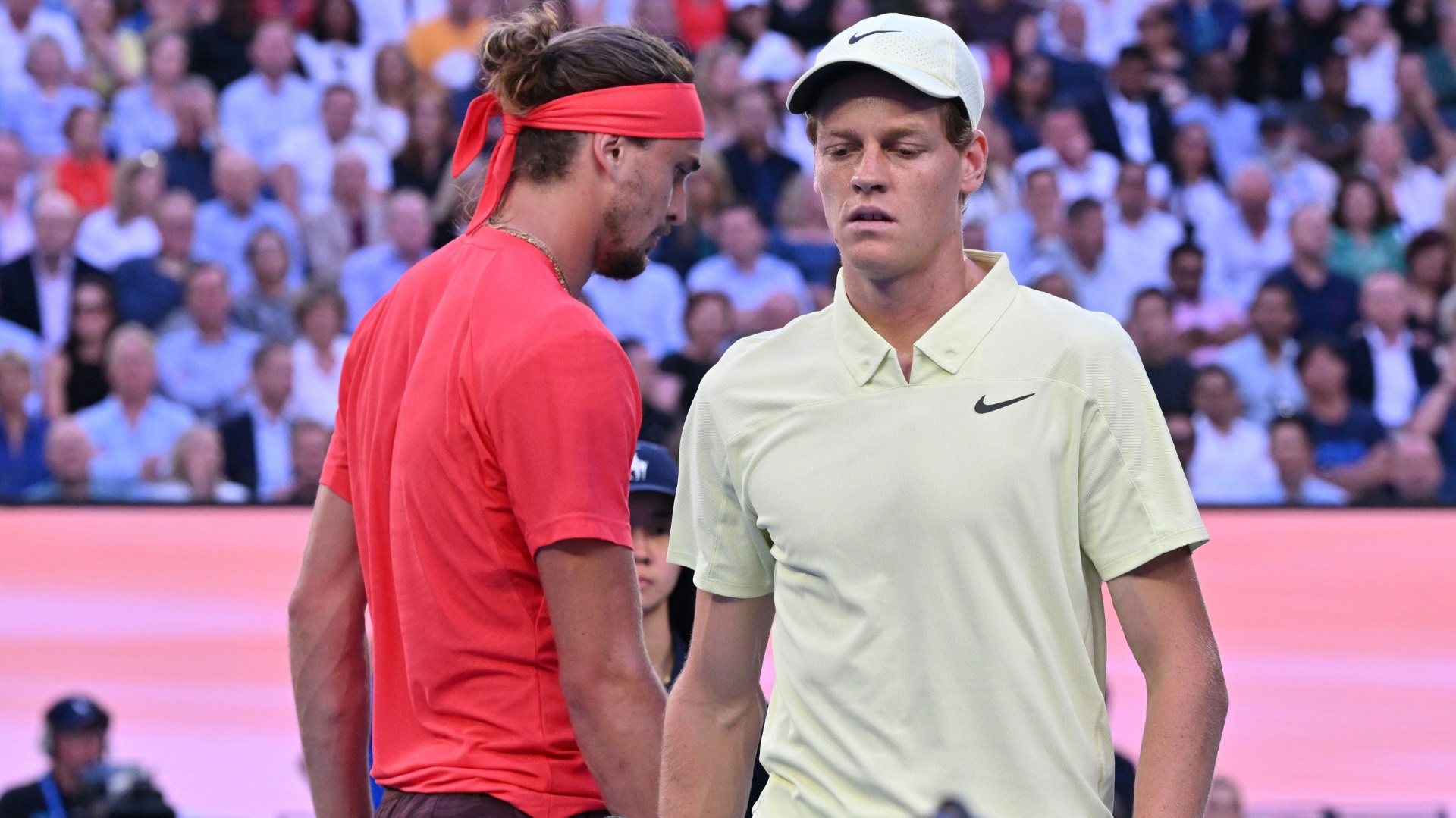 Alexander Zverev (l.) musste sich Jannik Sinner geschlagen geben (r.)