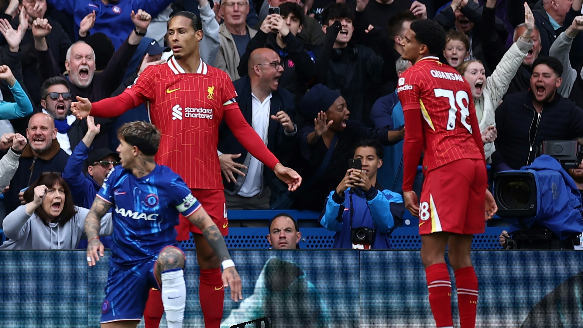 Van Dijk und Quansah unterläuft ein kurioses Eigentor