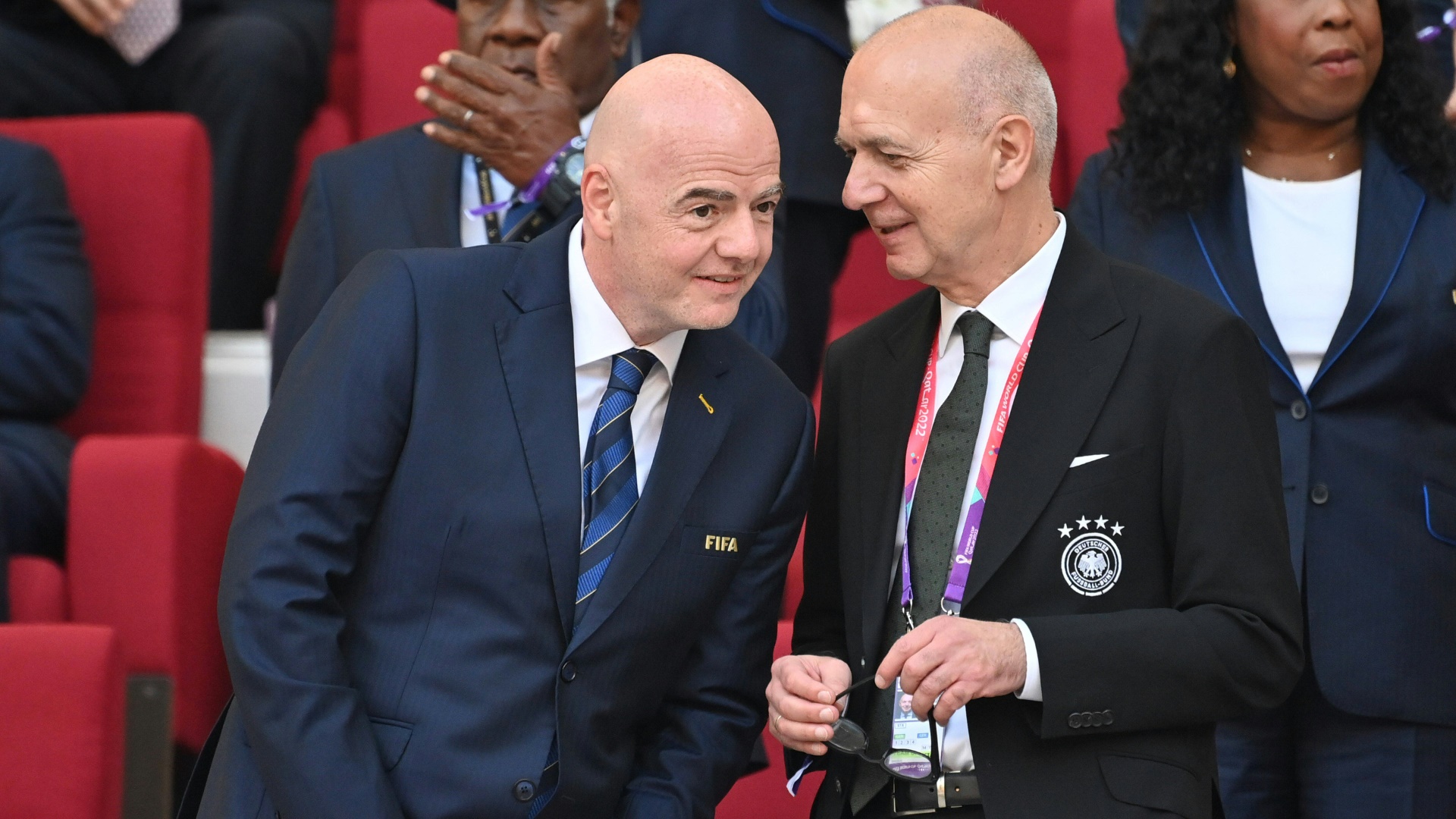 DFB-Boss Bernd Neuendorf (r.) im Gespräch mit Infantino
