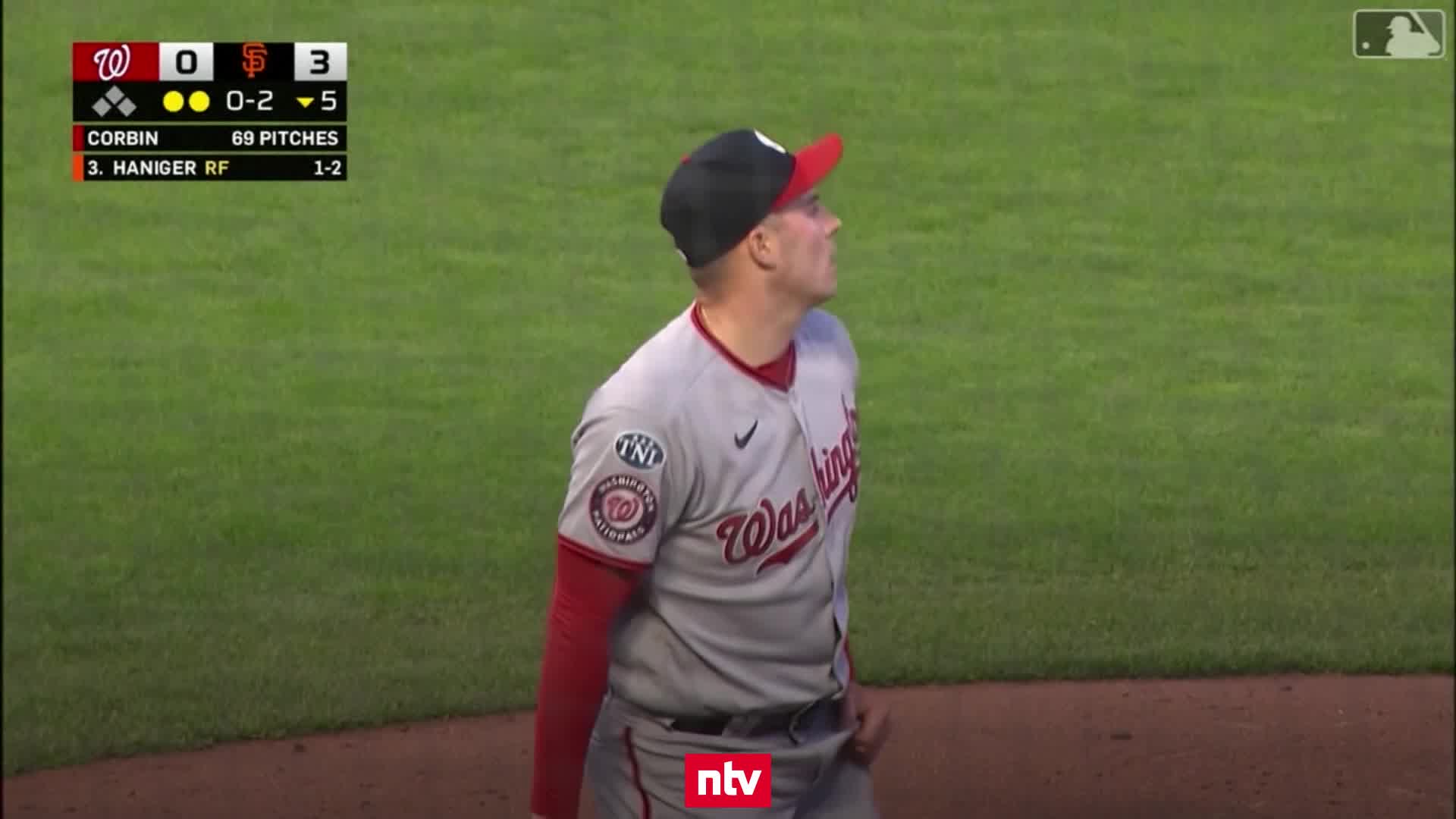 Baseball-Pitcher wird am Kopf getroffen