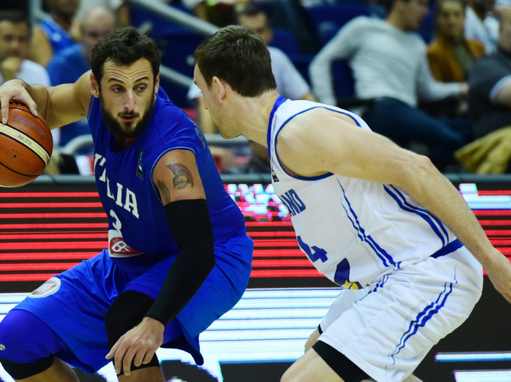 Marco Belinelli (l.) und seine Italiener gewinnen gegen Island