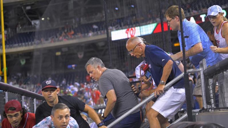 Fans werden beim MLB-Basketballspiel San Diego Padres - Washington Nationals evakuiert. Das Spiel wurde im sechsten Inning wegen einer Schießerei außerhalb des Stadions unterbrochen