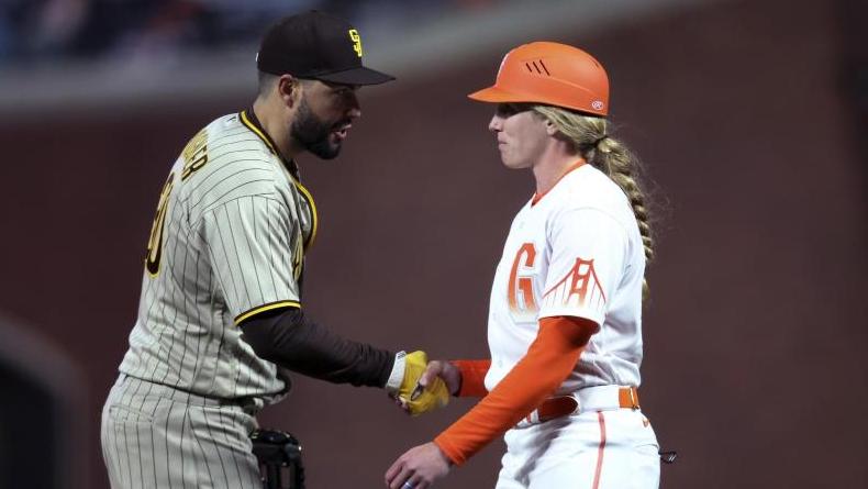 Eric Hosmer (l.) von den San Diego Padres begrüßt Alyssa Nakken während des dritten Inning
