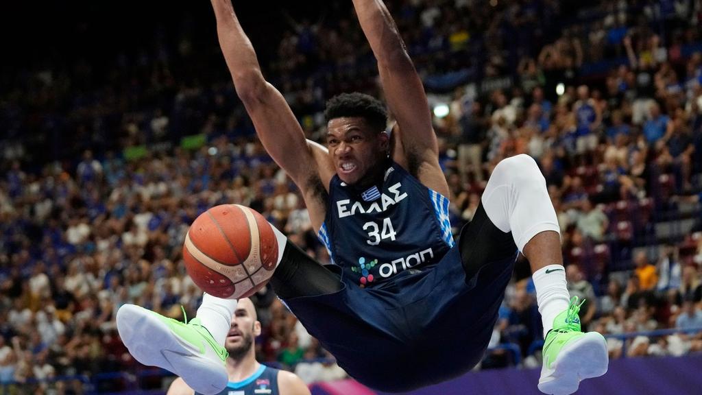 Griechenlands Superstar Giannis Antetokounmpo hängt am Korb