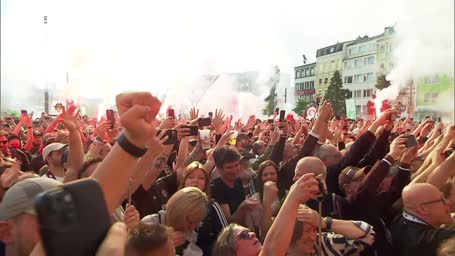 Partys in Hamburg und Kiel: Aufsteiger lassen sich feiern