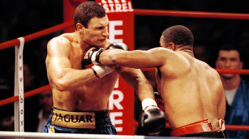 Vitali Klitschko (l.) kassierte gegen Chris Byrd eine überraschende Niederlage
