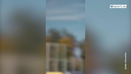 Lothar Matthäus zeigt der NFL, wie man kickt