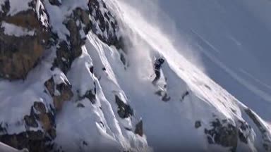 Spektakel pur! Freerider fliegen durch die Berge