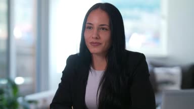 Alina Dalaslan: Zwischen MMA-Käfig und Laptop