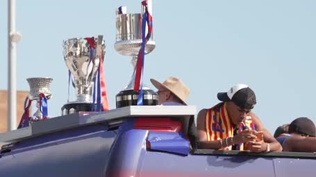 Yamal macht Selfie mit Meisterpokal