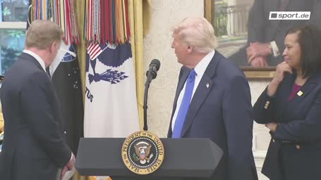 Kurioser Fauxpas! Trump verwechselt WM-Trophäe