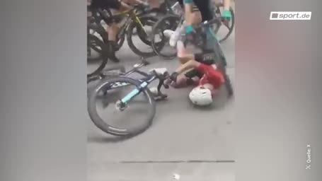 Hochrisiko-Fan löst Sturz bei Radrennen aus