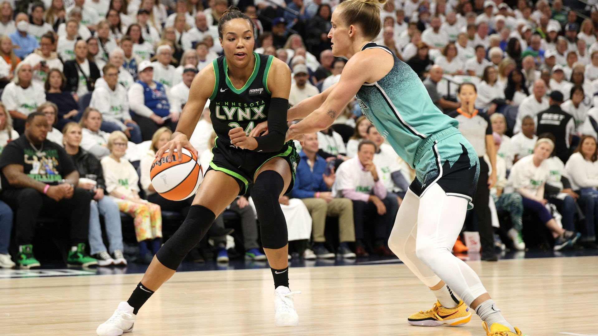Leonie Fiebich (r.) steht vor dem großen Coup in der WNBA