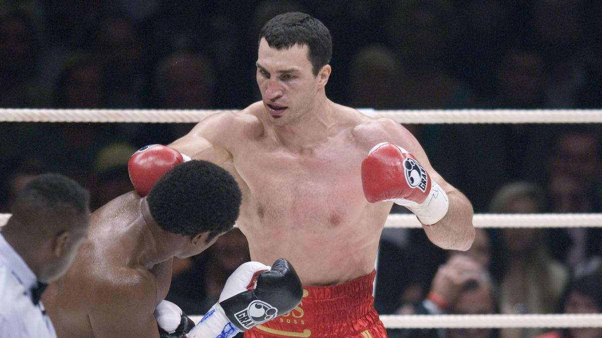 Wladimir Klitschko (re.) ging gegen Lamon Brewster überraschend K.o.