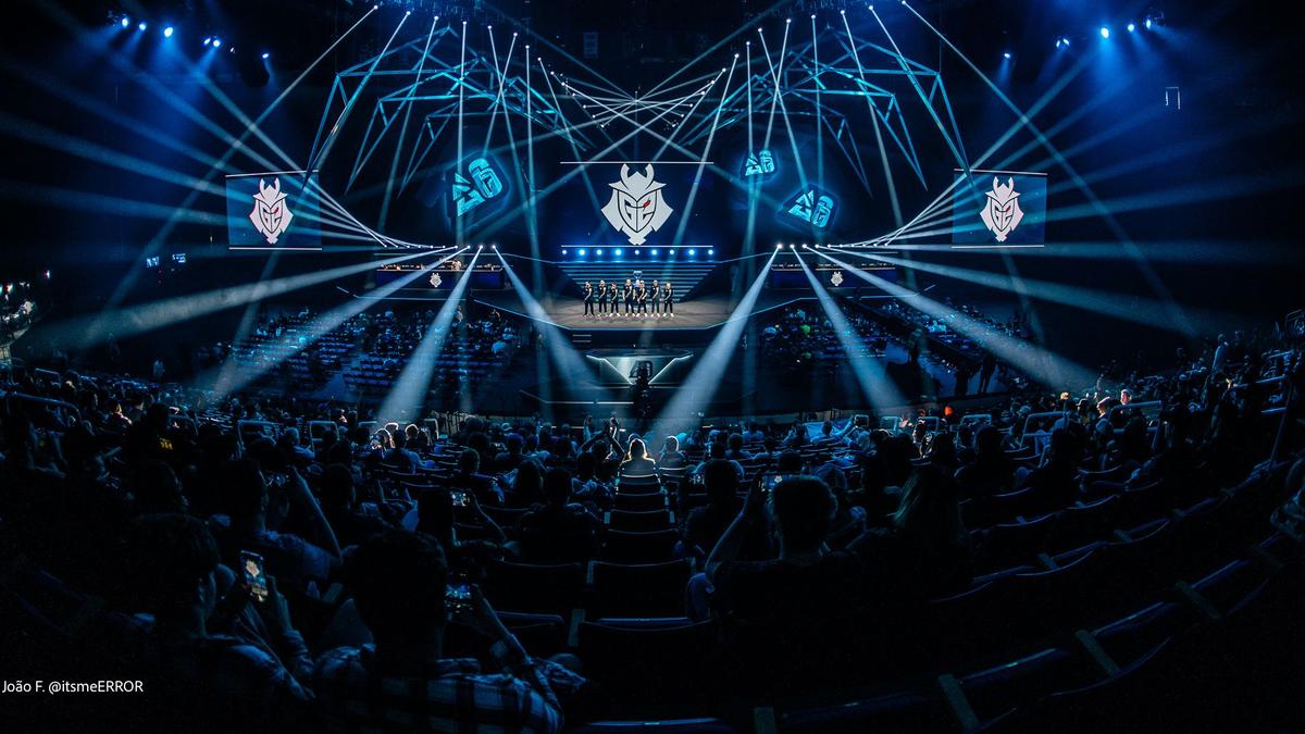 Die Spieler von G2 Esports stehen auf der Bühne in Atlanta. Das Siege-Team mit Sitz in Berlin ist ins Halbfinale des Six-Majors eingezogen