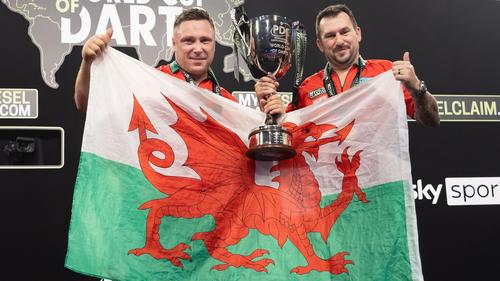 Die Waliser Gerwyn Price (l.) und Jonny Clayton feiern den Sieg bei der Team-WM