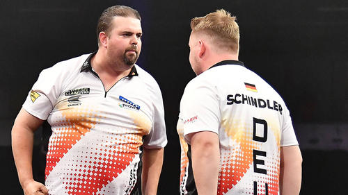 Die Darts-Spieler Gabriel Clemens (l) und Martin Schindler bei der Team-WM