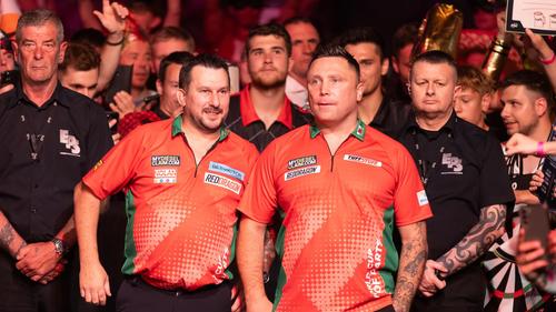 Die Waliser Gerwyn Price (vorn) und Jonny Clayton (2.v.l.) haben sich den Darts-WM-Titel gesichert