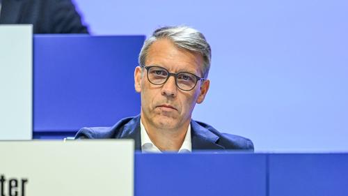 Schalkes Sportvorstand Peter Knäbel kritisiert die Nachwuchsstrukturen des DFB