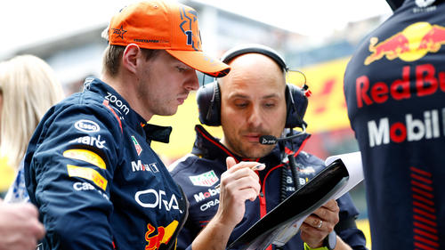 Max Verstappen hört seinem Renningenieur Gianpiero Lambiase aufmerksam zu