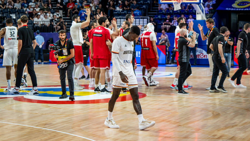 Dennis Schröder verletzte sich gegen Georgien am Rücken