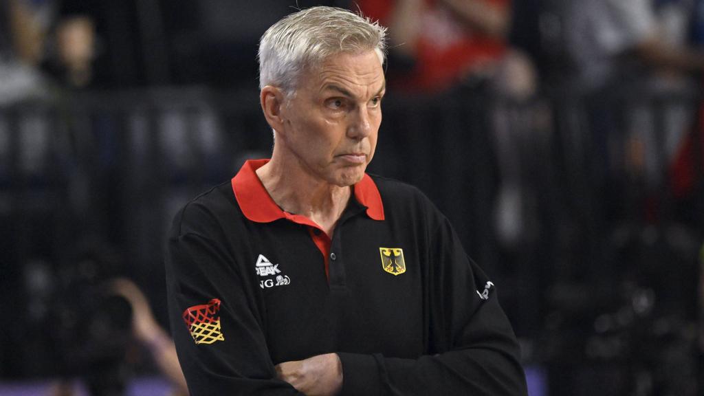 Bundestrainer Gordon Herbert reagiert auf den drohenden Taifun in Japan mit Humor