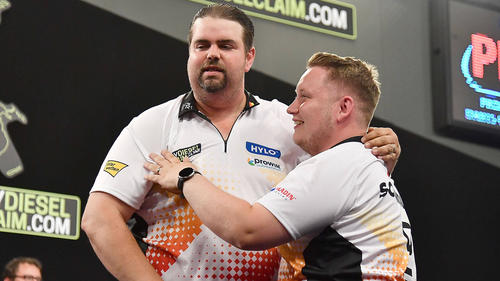 Clemens (l.) und Schindler (r.) kamen 2023 bis ins Halbfinale der Darts-Team-WM