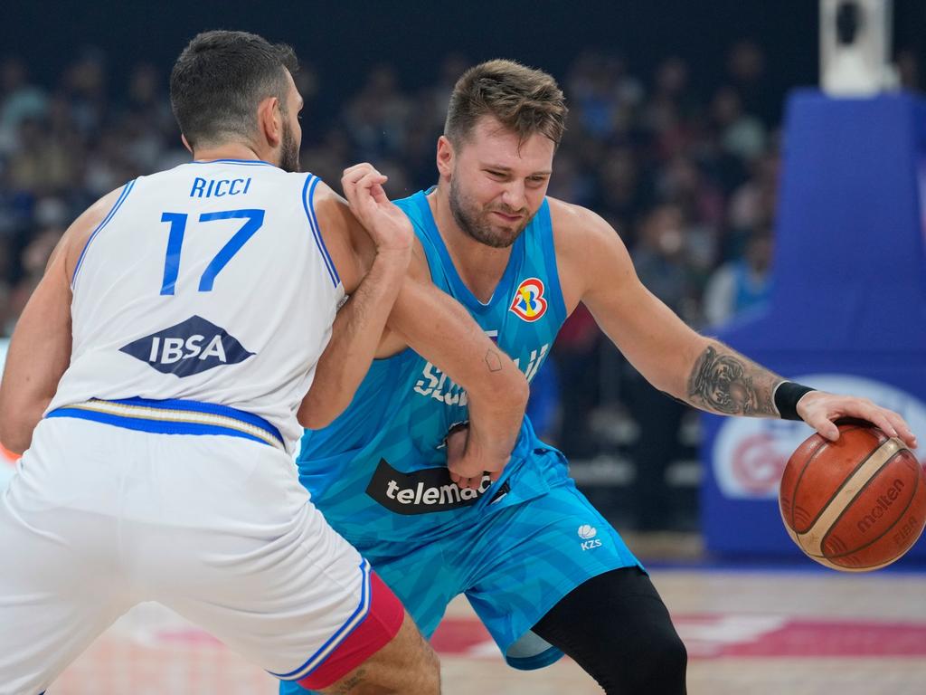 Luka Doncic führte Slowenien (r) zum Sieg im Spiel um WM-Platz sieben