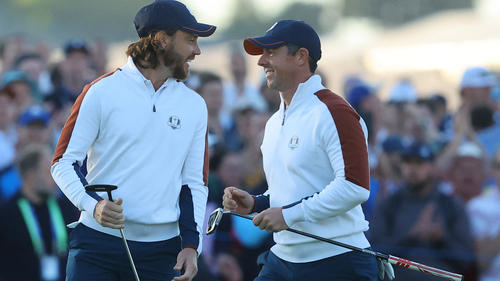 Team Europe - hier Tommy Fleetwoord und Rory McIlroy - dominiert auch an Tag 2 des Ryder Cups gegen die USA