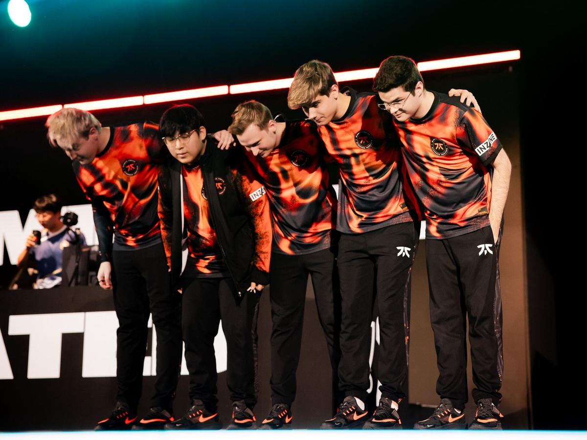 Fnatic kann sich nach einem 2:1-Sieg gegen Cloud9 weiter für die Playoffs der LoL-WM qualifizieren