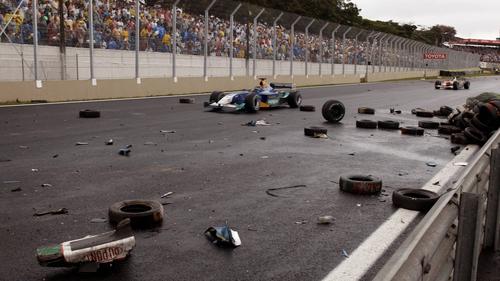 Eins von vielen Trümmerfeldern beim Formel-1-Rennen in Brasilien im Jahr 2003