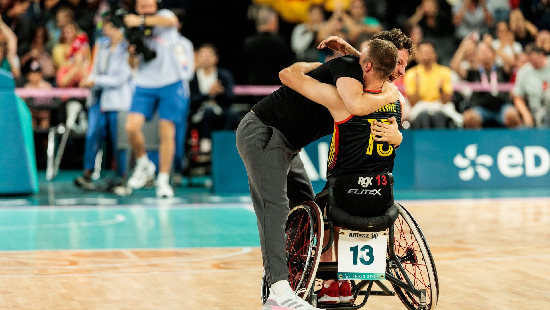 Bundestrainer Engel umarmt Matchwinner Thomas Böhme