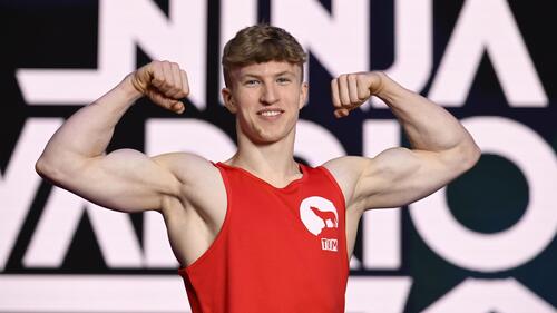 Tim Wolf lässt bei Ninja Warrior Germany die Muskeln spielen
