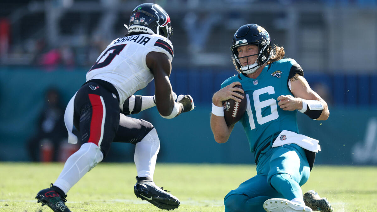 Azeez Al-Shaair (l.) erwischte Trevor Lawrence übel