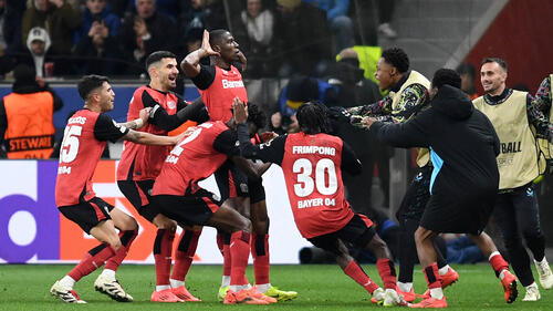 Bayer Leverkusen feiert den späten Siegtreffer von Nordi Mukiele
