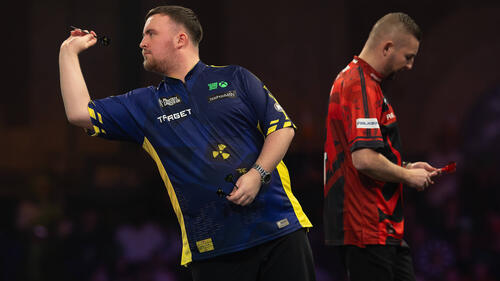 Luke Littler (li.) peilt den Titel bei der Darts-WM an