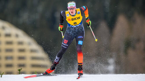 Victoria Carl winkt Historisches im Ski Langlauf