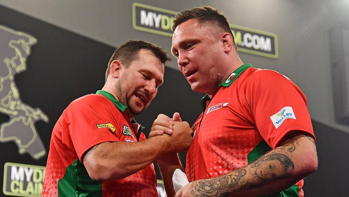 Darts-Star Jonny Clayton (l.) denkt über ein Karriereende nach