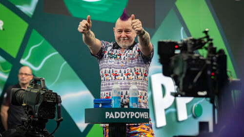 Daumen hoch für den Viertelfinal-Einzug bei der Darts-WM 2025: Peter Wright