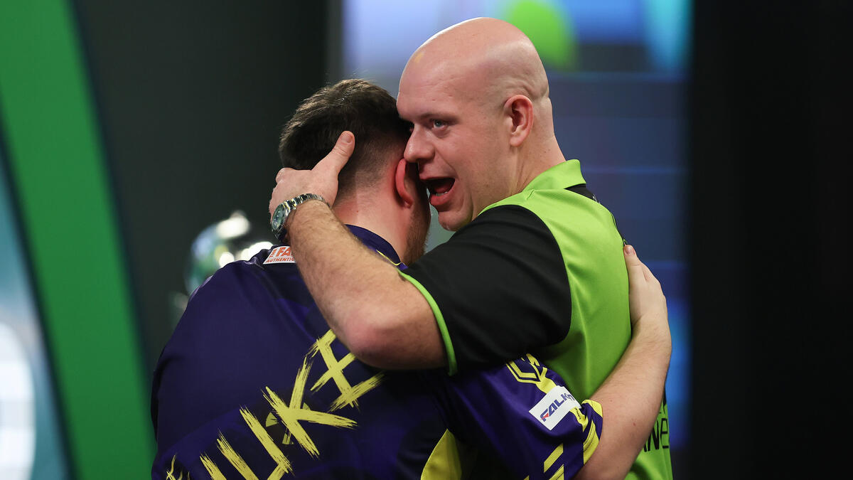 Michael van Gerwen (r.) gratuliert Luke Littler (l.) zum Titel bei der Darts-WM 2025