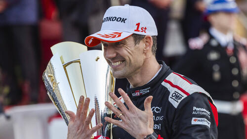 Sebastien Ogier hält erneut den Siegerpokal in Händen