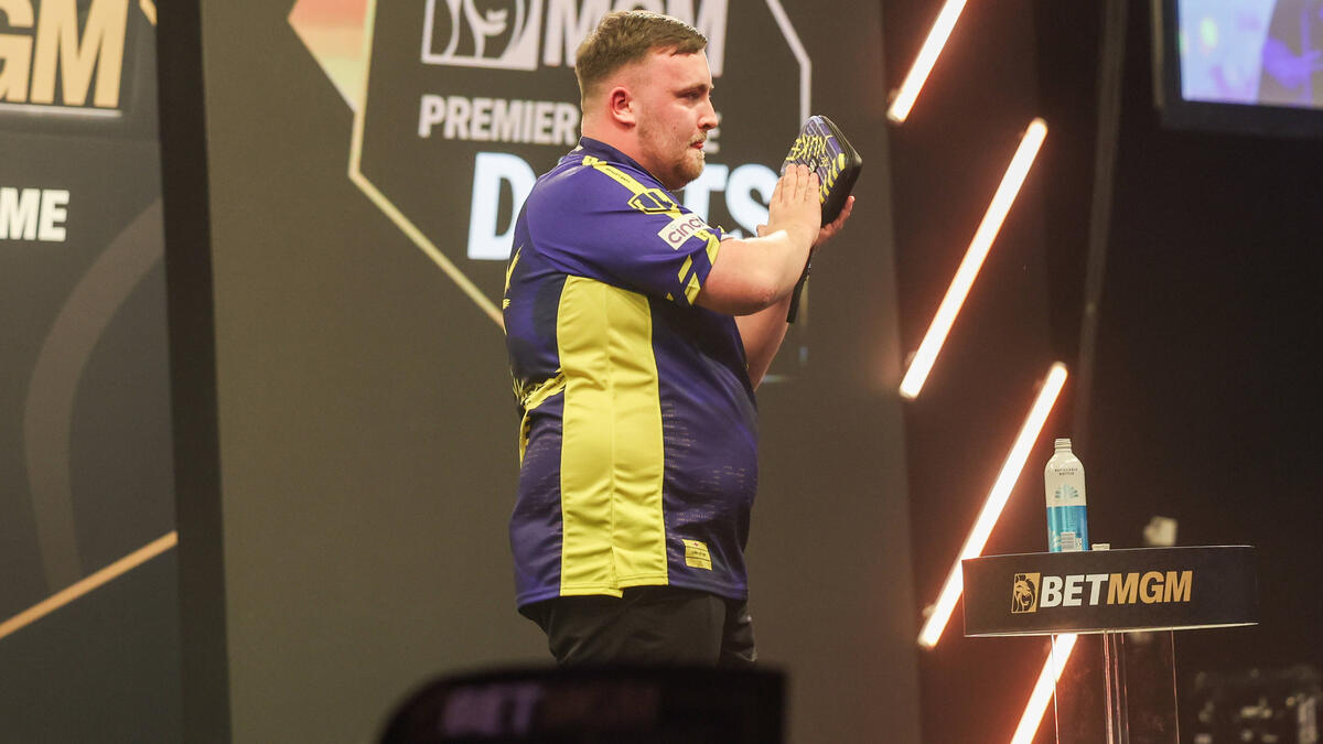 Darts-Weltmeister Luke Littler kam zu einem Pflichttermin zu spät