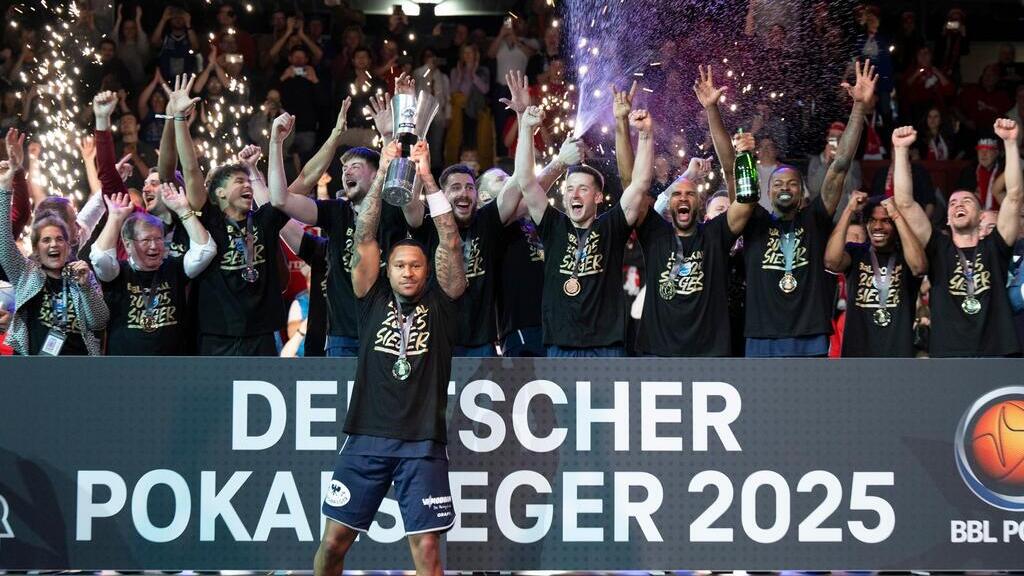 Nach dem Pokalsieg hatten die Spieler des MBC allen Grund zu feiern