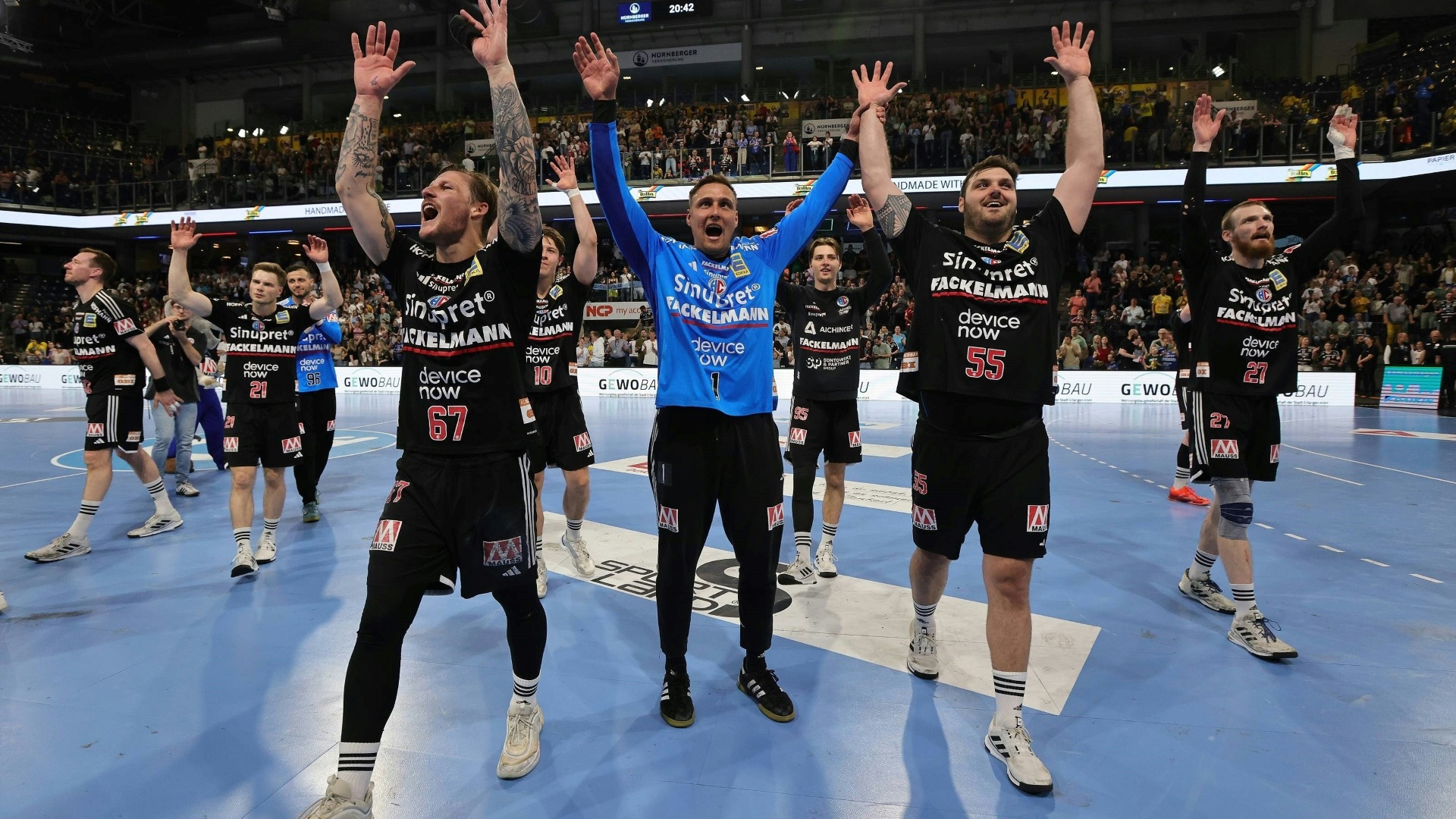 Der HC Erlangen feiert den wichtigen Sieg
