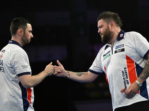 Michael Smith (r.) und Luke Humphries gewannen die Darts-Team-WM