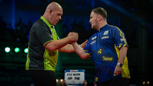 Michael van Gerwen (l.) setzte sich gegen Darts-Teenager Luke Littler (r.) durch
