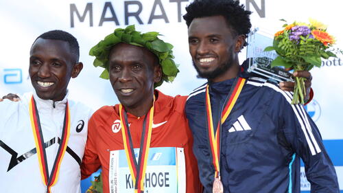 Vorjahressieger Eliud Kipchoge (m.) geht 2024 nicht an den Start, Tadese Takele (r.) gilt als einer der Favoriten