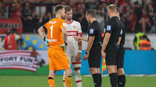 Die übliche Seitenwahl zwischen Bayer Leverkusen und dem VfB Stuttgart fiel vor dem Elfmeterschießen im Supercup aus