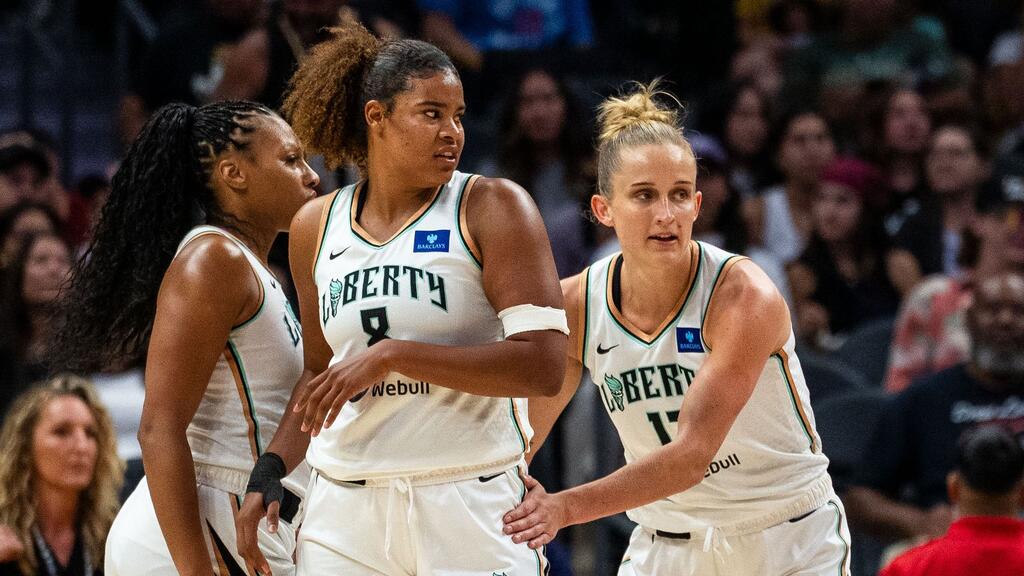 Nyara Sabally (l.) und Leonie Fiebich haben das Playoffs-Heimrecht sicher